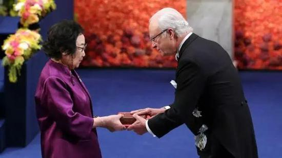  图丨屠呦呦获奖