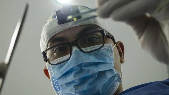 我可以清晰地感到医生像拧螺丝一样旋转根管锉通入根管再拔出。丨Pixabay