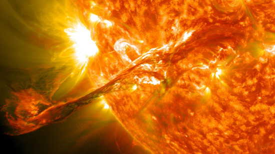 图5&nbsp;美国太阳动力学天文台（SDO）卫星拍摄的耀斑和日冕物质抛射，图片来源：NASA/SDO