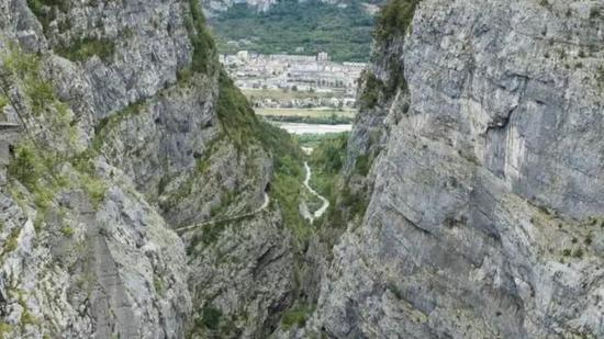 瓦依昂峡谷及远处的村镇