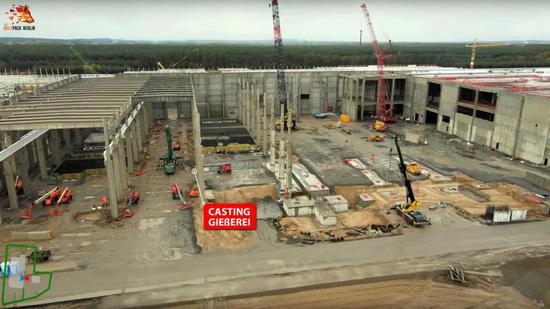 　　2020年10月30日，特斯拉柏林工厂的压铸设备区域