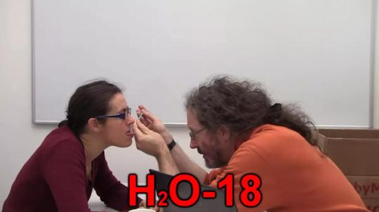 Thunderf00t的频道主是Phil Mason，他也是下文研究中的作者之一，主要贡献是提供蒸馏提纯的高纯度重水