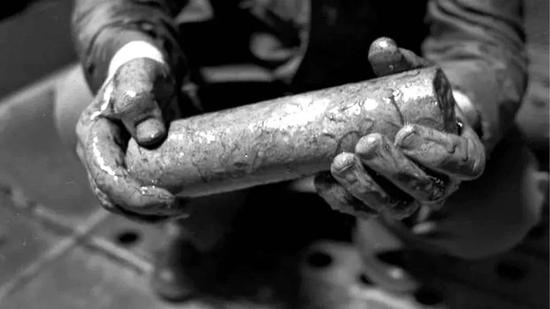 80年代，从科拉超深井里取出的岩心样本