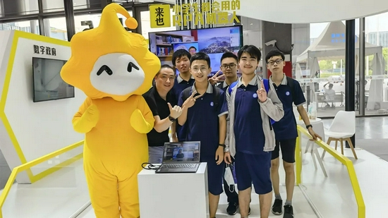  来也科技C端产品形象“小来”在WAIC被粉丝追捧