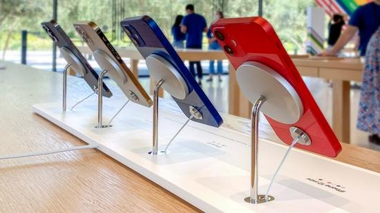 苹果在Apple Store采用MagSafe展示架，悬空展示iPhone 12_手机新浪网