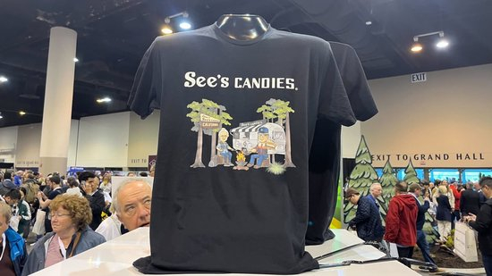 在内布拉斯加州奥马哈举行的伯克希尔・哈撒韦公司年度股东大会上，有人穿着喜诗糖果（See‘s Candies）的 T 恤。