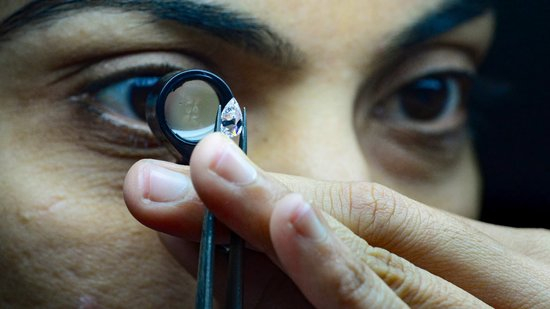 2024 年 2 月 6 日拍摄的这张照片显示，员工在苏拉特郊区的 Greenlab Diamonds 公司工作，该公司专门生产实验室培育钻石。人造宝石正在重塑价值 890 亿美元的全球钻石珠宝市场，尤其是在印度西部城市苏拉特，全球 90% 的钻石在这里切割和抛光。2019 年至 2022 年间，印度实验室培育钻石出口额增长了两倍，2023 年 4 月至 10 月出口量同比增长 25%，高于此前 15% 的增幅。