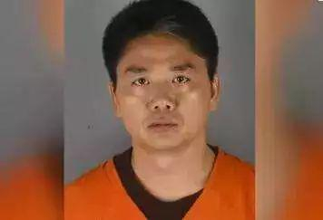 一切都是从这张入狱照开始的。