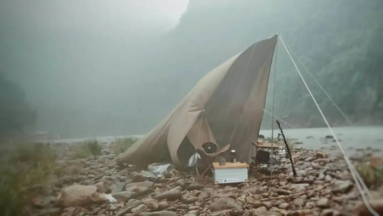 鲁统磊在河滩的营地被淹没 / 受访者供图