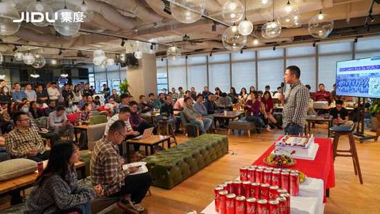 集度1024程序员日上，夏一平在讲话 来源：集度官方