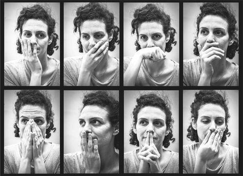 这些典型的摸脸动作，其实都是在闻自己的味道。图片来源：Perl et al. 2020 Philos. Trans. R. Soc