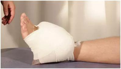 图6&nbsp;局部冷敷、制动治疗&nbsp;图片来源：国家体育总局官网