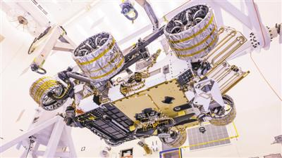 美国肯尼迪航天中心，火星直升机被安装在“毅力号”火星探测器的腹部。这架火星直升机将在“毅力号”火星探测器抵达火星表面之后，被部署在火星表面。视觉中国供图