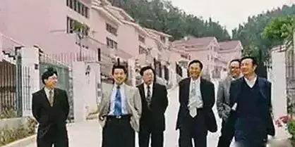图注：创业时的任正非（右一）