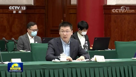 　　▲ 2020年10月15日，拼多多CEO陈磊（前排发言者）作为惟一特邀企业代表参加全国政协双周协商座谈会，提出培养数字农业电商人才、制订农产品分级分类标准等解决农产品销售难的建议。（图源：央视《新闻联播》）