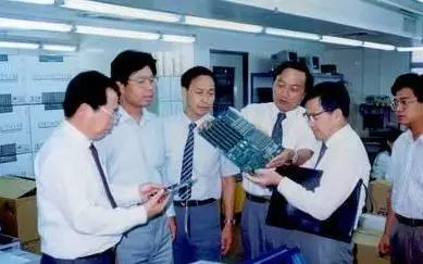 图注：柳传志（左四）在和别人讨论
