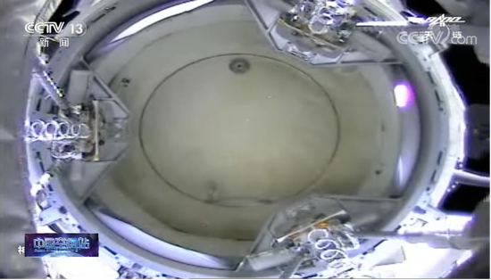 图为进入19米停泊点后，神舟十二号飞船视角里的天和核心舱；以及对接画面。