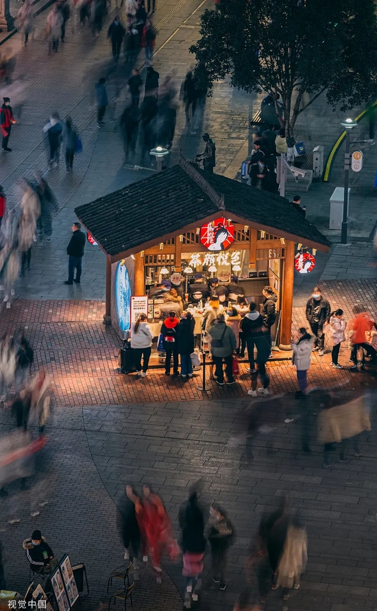 网红茶饮的店面设计，也遵循品牌文化，比如茶颜悦色是古风的、喜茶是禅意风的。/视觉中国