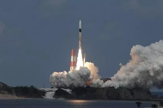 携带隼鸟2号升空的H-IIA型火箭，种子岛宇航中心，（图片来源：JAXA）