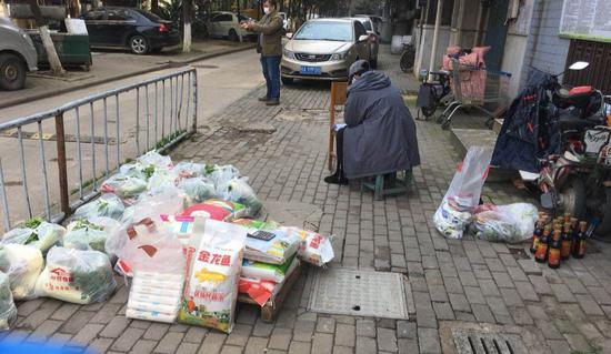 疫情期间，有些社区会供应爱心菜，外卖员也经常接到代买菜的订单。受访者供图