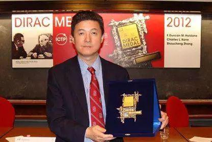 2012年8月8日首晟与F. Duncan M. Holdane、Charles L. Kane共同获得狄拉克奖