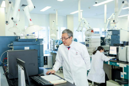 　伊利18年专注中国母乳研究，成就了伊利金领冠专利“芯“配方（图片源自人民日报客户端）