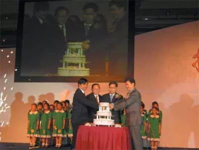 丁健、田溯宁、刘耀伦、张醒生&nbsp;在亚信10周年的时候切蛋糕&nbsp;图片来自网络