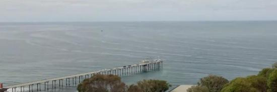 内波在海面形成的图案。图片来源：Jen MacKinnon（SIO）