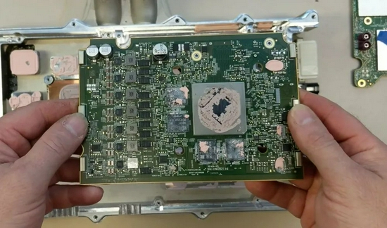 ▲特斯拉Model S座舱域控制器内的独立显卡