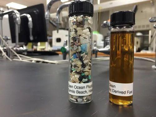 将塑料转化为燃料油&nbsp;| 只需要一些催化剂，特定的温度和压力条件，就能将废塑料重新转化为烃类物质，如汽油和柴油。图源@北卡罗来纳大学威尔明顿分校。文献[44]