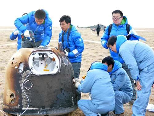探月工程三期再入返回飞行试验任务获得圆满成功，图为飞行试验器回收现场&nbsp;图片来源：国家国防科技工业局