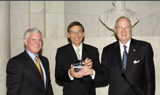 威廉·维克里左一