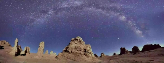 　　冷湖雅丹地貌区星空全景照片 | 选址团队供图