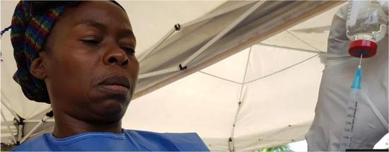 埃博拉疫苗的环卫接种。WHO丨图