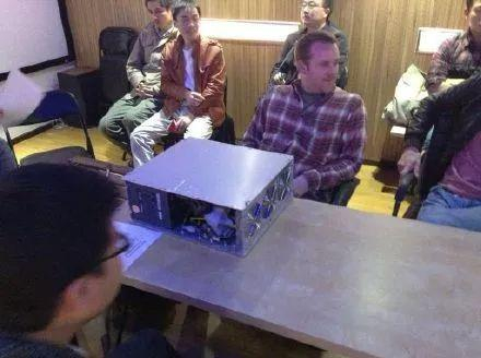 （2013年，北京车库咖啡比特币聚会中的阿瓦隆矿机）