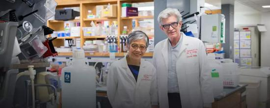 李文渝教授与约翰·特罗扬沃斯基教授（Courtesy of Dr。 Virginia Man-Yee Lee；Credit：Penn Medicine）