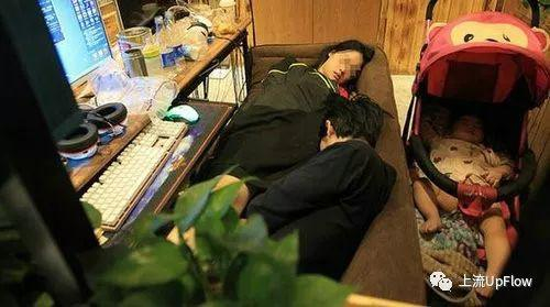 ▲一对夫妻在郑州打工，因房东涨房租无法负担，所以无奈之下带着10个月大的女儿搬到网吧住了大半个月的时间 | 来源：搜狐文化