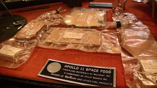  波罗号飞船上的航天食品（图片来源：http://bucketfountain.com/2008/03/page/2/）