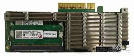 ▲深鉴科技用于嵌入端的亚里士多德板（上）和用于大数据端的笛卡尔板（下）