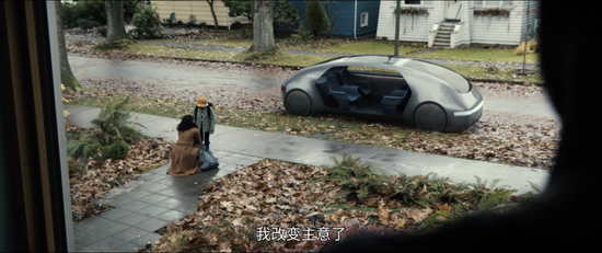 苹果在《天鹅挽歌》中呈现的无人驾驶汽车/电影截图