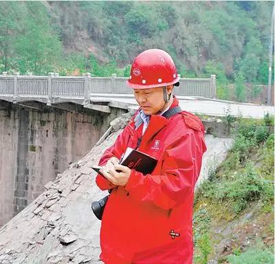 芦山地震后，崔鹏在灾区勘察。（图片来源：中科院之声）