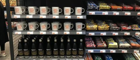 马克杯上写着“走就完事儿了”，还真是应景