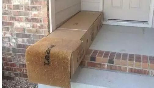 有些快递小哥更讲究一些，一定要塞得整整齐齐，才有艺术感：