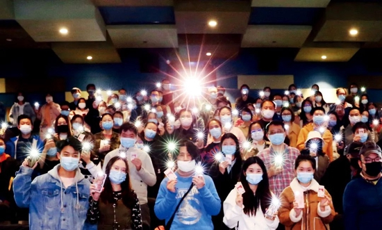 　　2022年1月1日，灯塔研究院和灯塔专业版联合发布了题为“新格局，新生力”的《2021中国电影市场年度报告》，显示年总票房472.58亿。图/IC