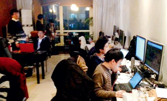 2014年，快手员工在华清嘉园一套三居室中忙碌。