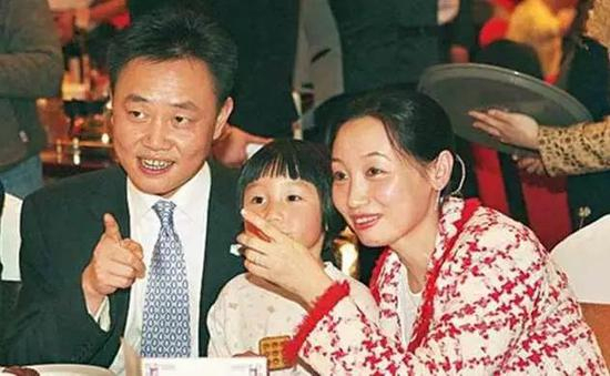 图：黄光裕和妻子杜鹃