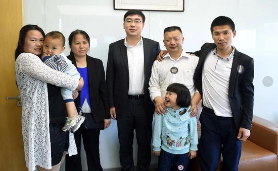 △程维与来访的滴滴司机王明清及其家属合影