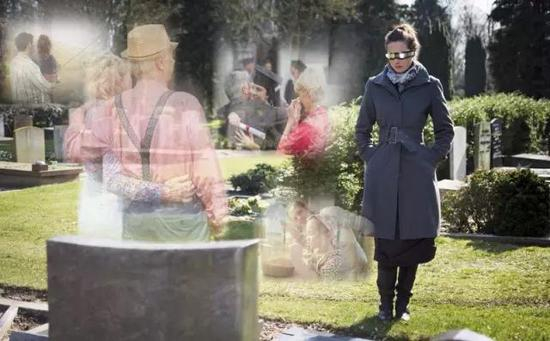 在墓园里“看见”逝去的人