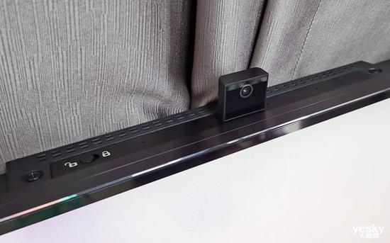  顶部AI摄像头，左边有手动关闭的物理开头