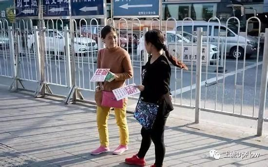 ▲北京火车站门前有大量为小旅馆拉客的中介，这种旅店虽较为便宜但是安全系数大多堪忧